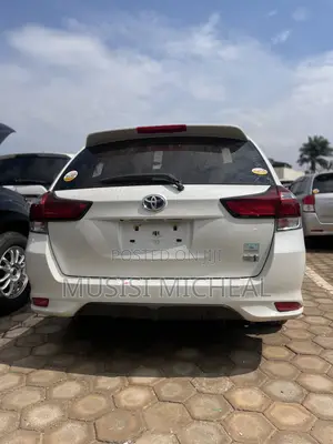 Toyota Corolla Fielder 1.5 Hybrid FWD 2017 White