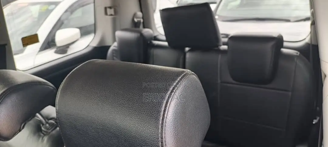 Toyota Noah 2.0 158hp FWD (8 Seater) 2012 White