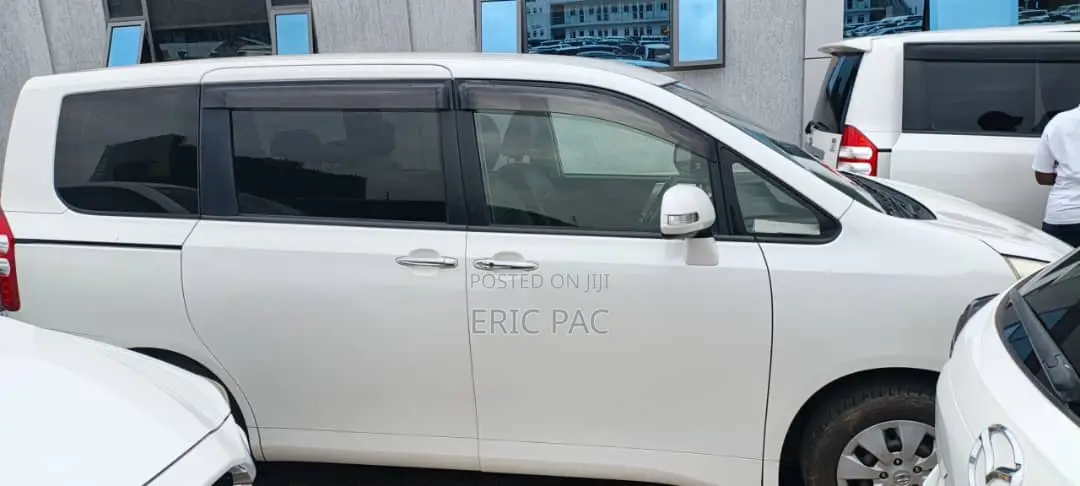 Toyota Noah 2.0 158hp FWD (8 Seater) 2012 White