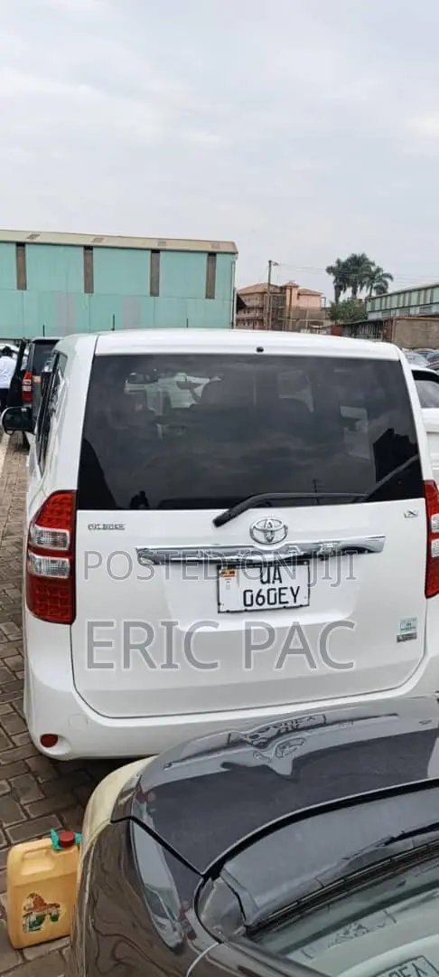 Toyota Noah 2.0 158hp FWD (8 Seater) 2012 White