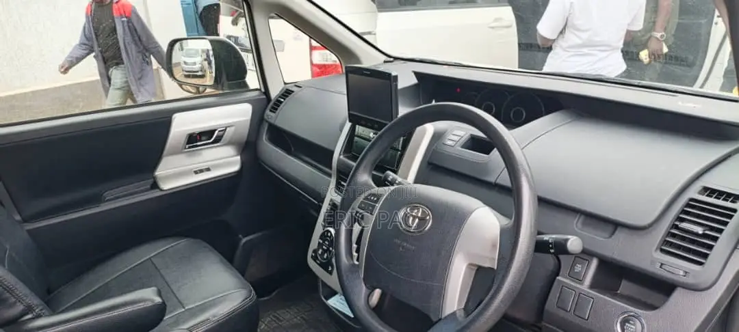 Toyota Noah 2.0 158hp FWD (8 Seater) 2012 White