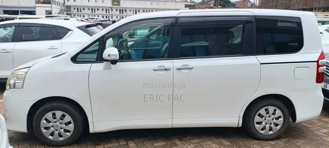 Toyota Noah 2.0 158hp FWD (8 Seater) 2012 White