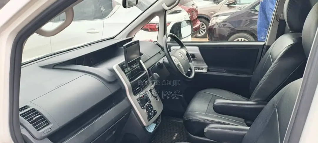 Toyota Noah 2.0 158hp FWD (8 Seater) 2012 White