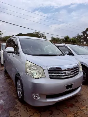 Toyota Noah 2.0 143hp FWD (8 Seater) 2012 Silver