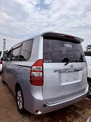 Toyota Noah 2.0 143hp FWD (8 Seater) 2012 Silver