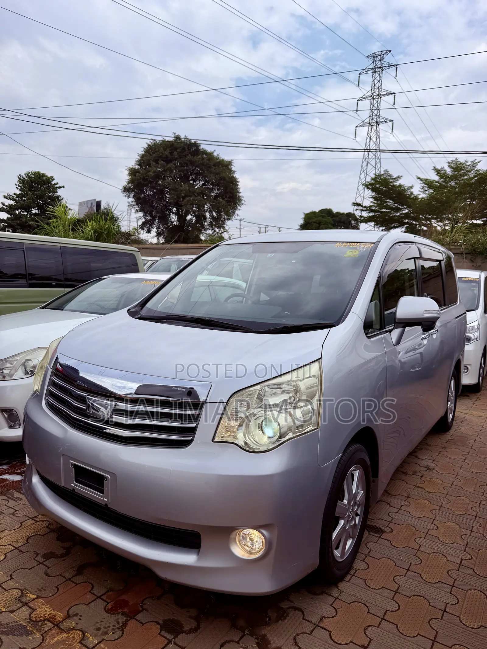 Toyota Noah 2.0 143hp FWD (8 Seater) 2012 Silver