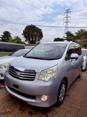Toyota Noah 2.0 143hp FWD (8 Seater) 2012 Silver