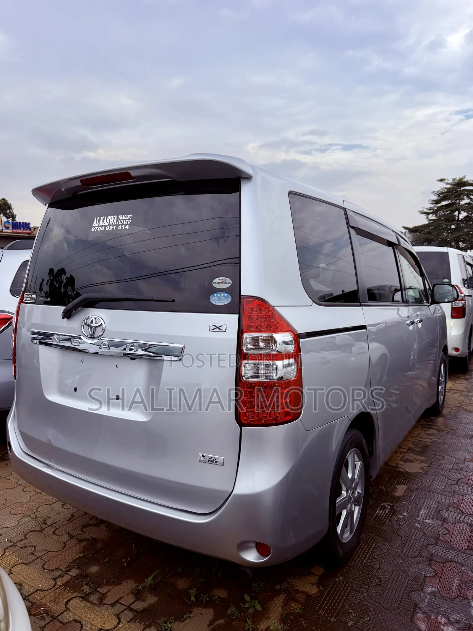 Toyota Noah 2.0 143hp FWD (8 Seater) 2012 Silver