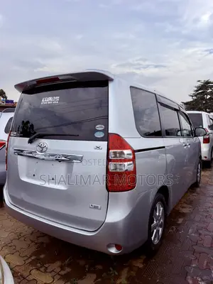 Toyota Noah 2.0 143hp FWD (8 Seater) 2012 Silver