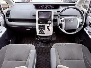 Toyota Noah 2.0 143hp FWD (8 Seater) 2012 Silver