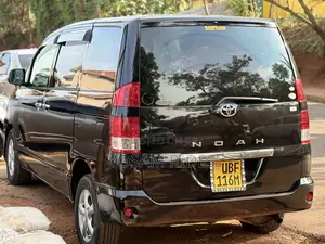 Toyota Noah 2.0 158hp AWD (7 Seater) 2007 Black