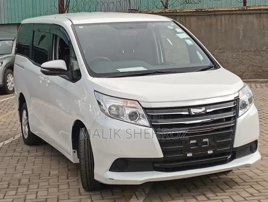 Toyota Noah 2.0 AWD (8 Seater) 2014 White