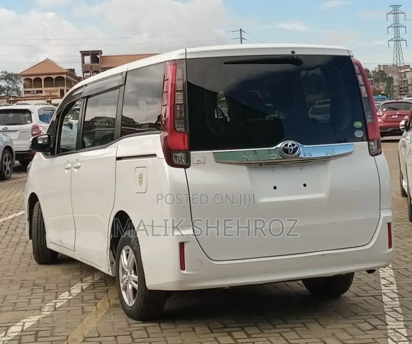 Toyota Noah 2.0 AWD (8 Seater) 2014 White