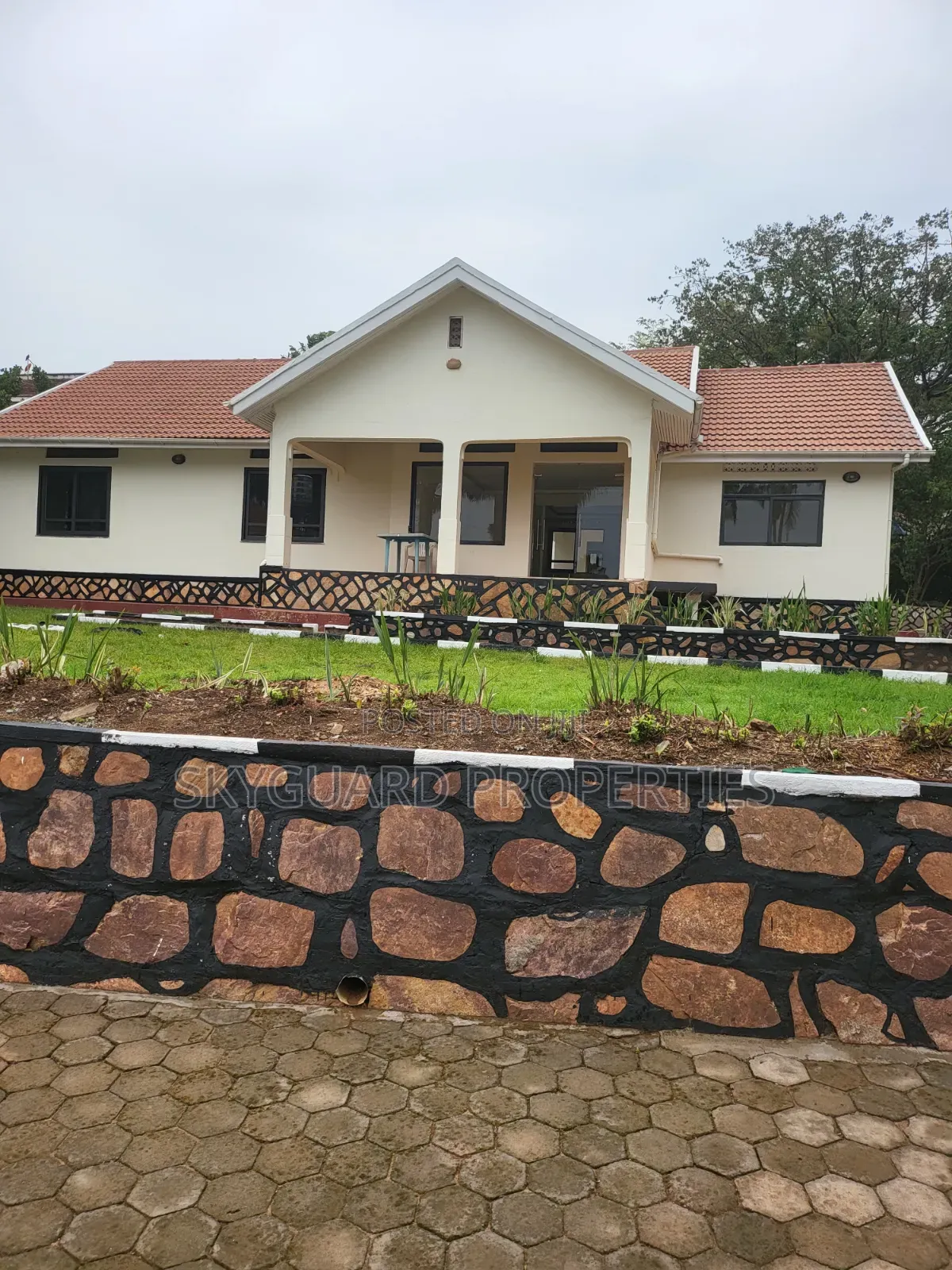 5bdrm Bungalow in Bugolobi, Central Division for rent