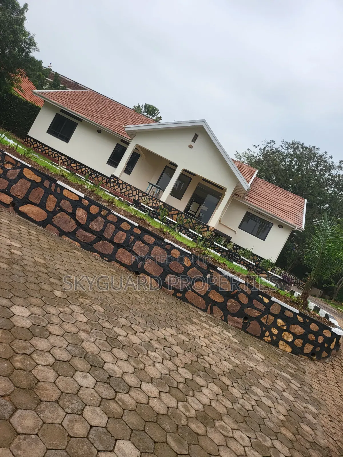 5bdrm Bungalow in Bugolobi, Central Division for rent
