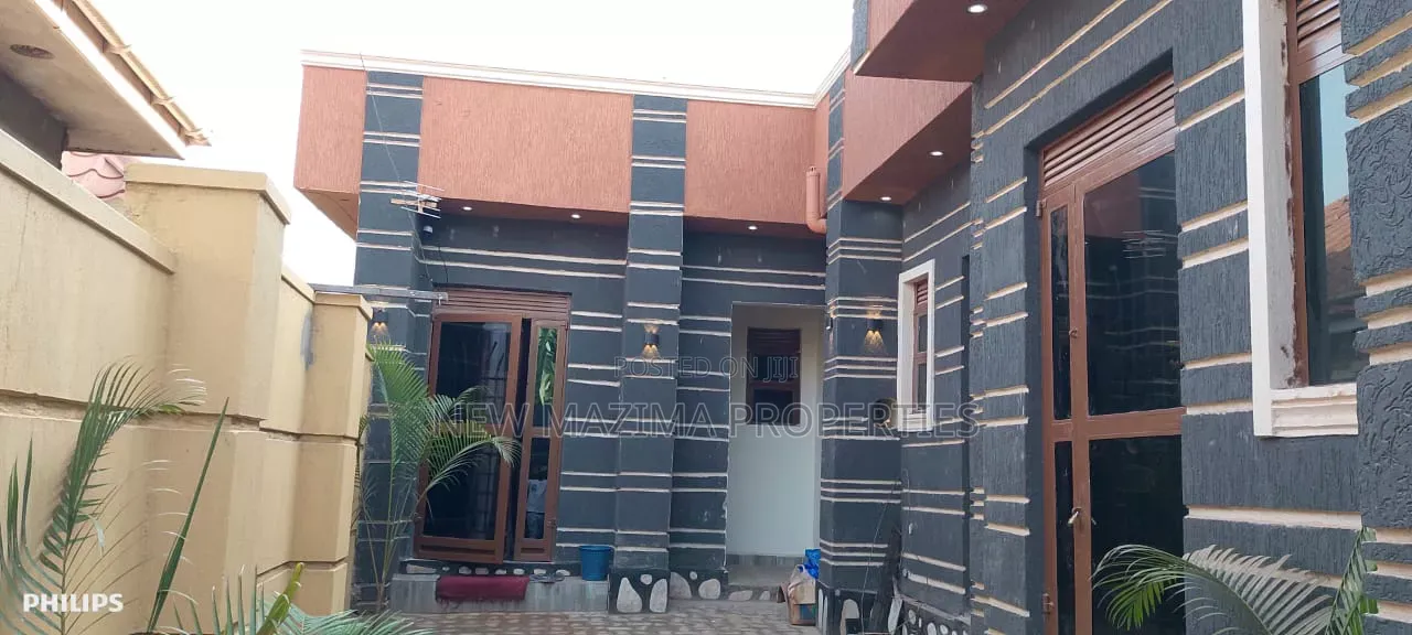 5bdrm House in Nansana Town, Central Division for sale