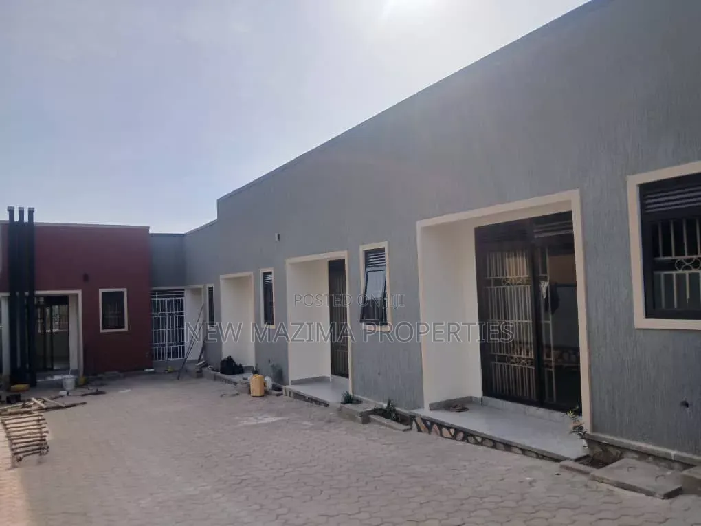 6bdrm House in Seguku Ntebe Rd, Central Division for sale