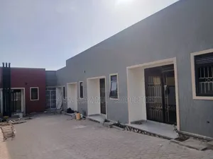 6bdrm House in Seguku Ntebe Rd, Central Division for sale