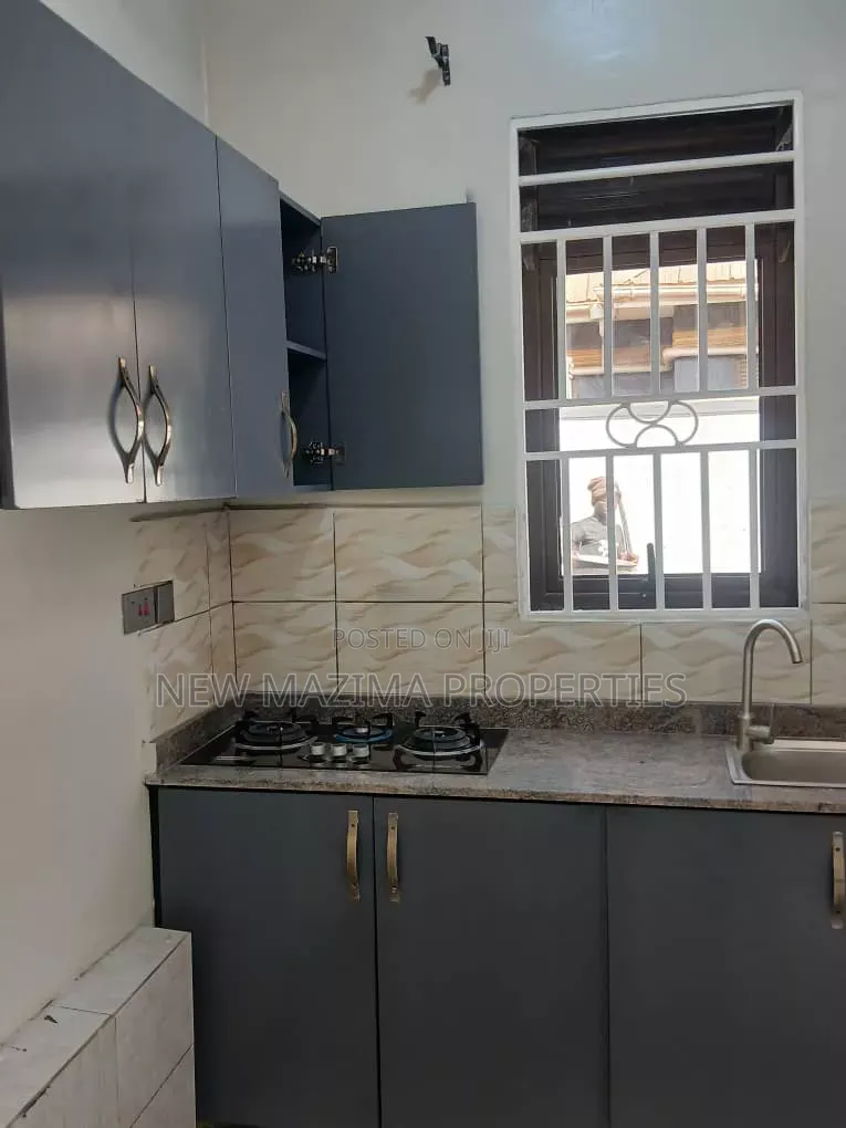 6bdrm House in Seguku Ntebe Rd, Central Division for sale