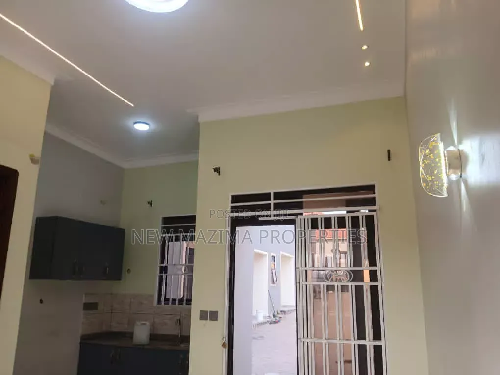 6bdrm House in Seguku Ntebe Rd, Central Division for sale