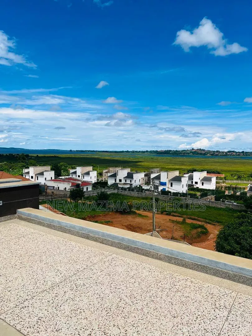 5bdrm Maisonette in Namulands, Central Division for sale