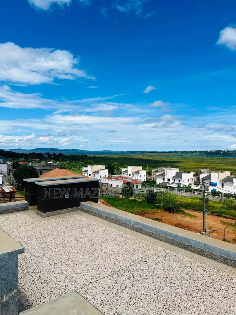5bdrm Maisonette in Namulands, Central Division for sale