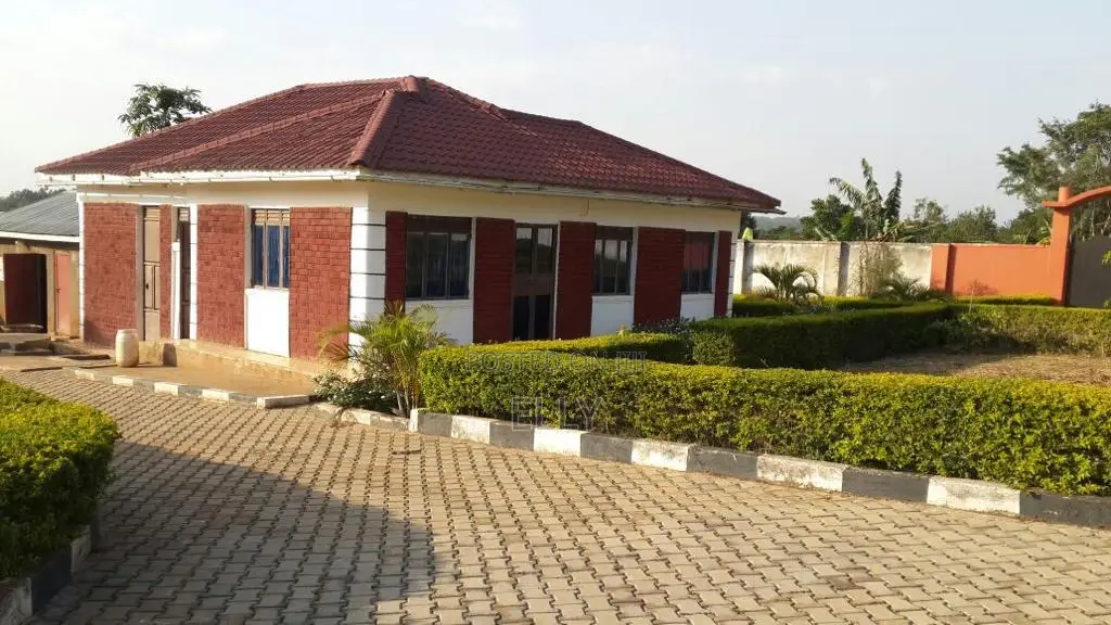 5bdrm Mansion in Seeta-Namuganga for sale