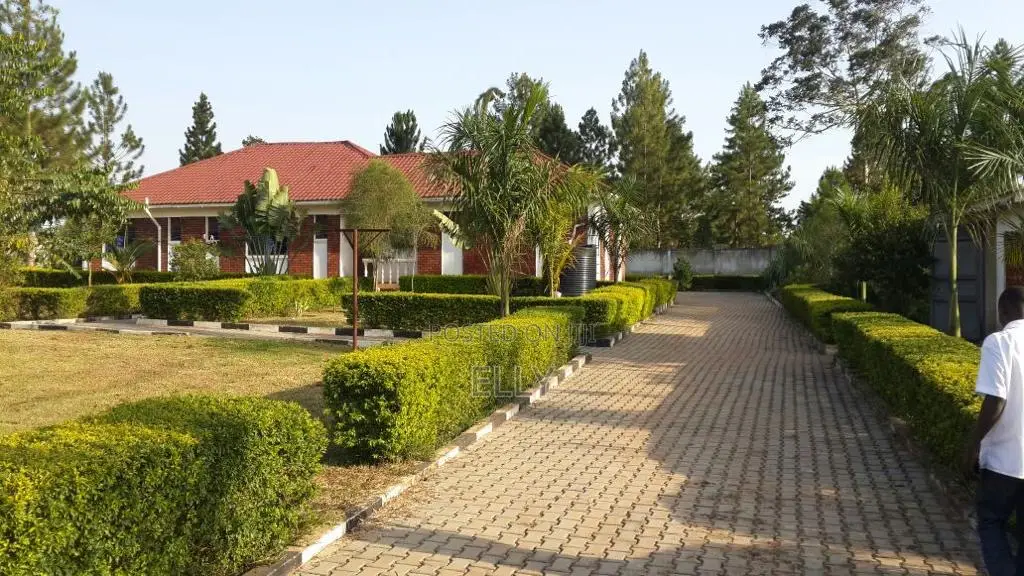 5bdrm Mansion in Seeta-Namuganga for sale