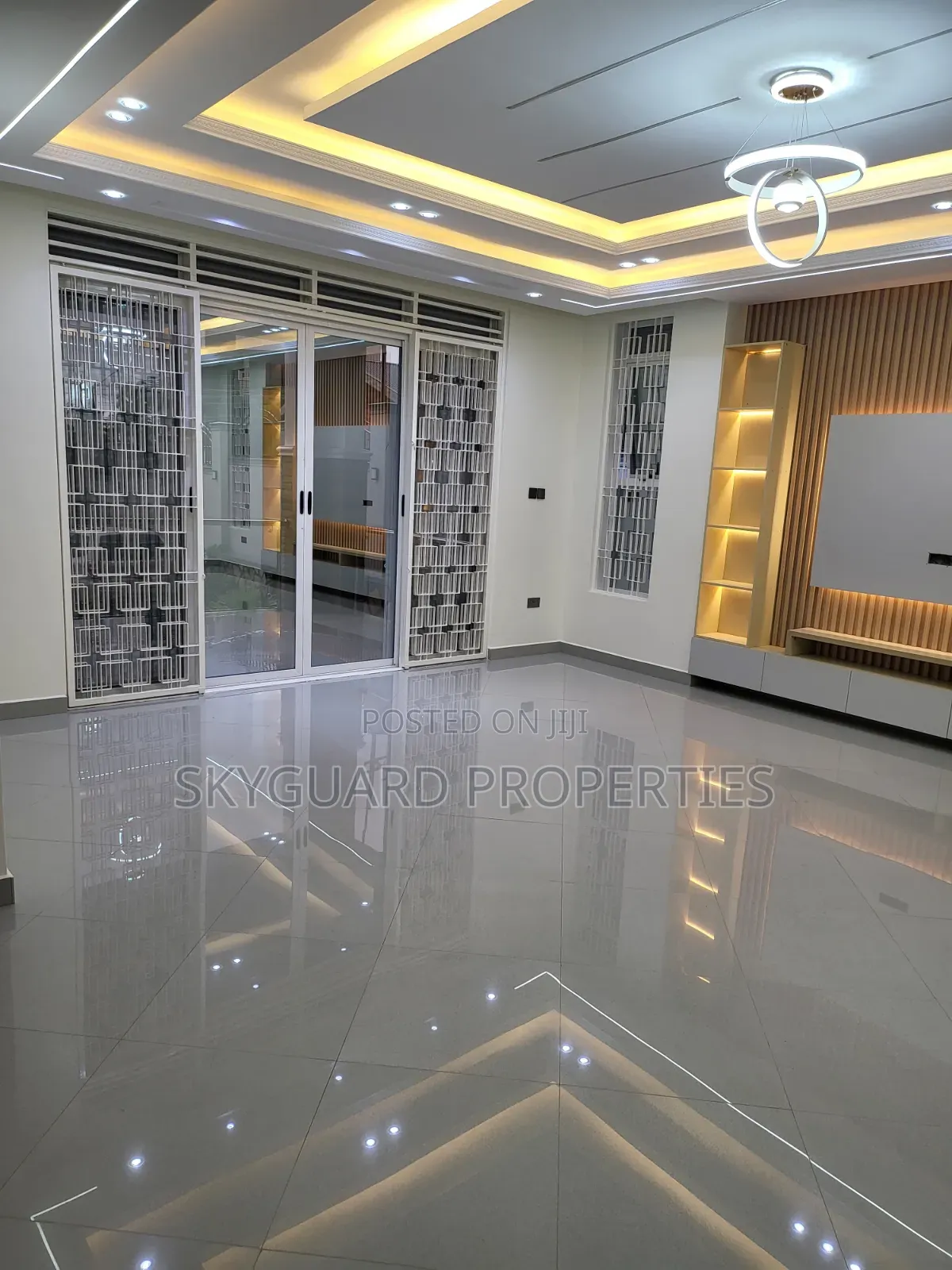 6bdrm Mansion in Muyenga, Central Division for rent
