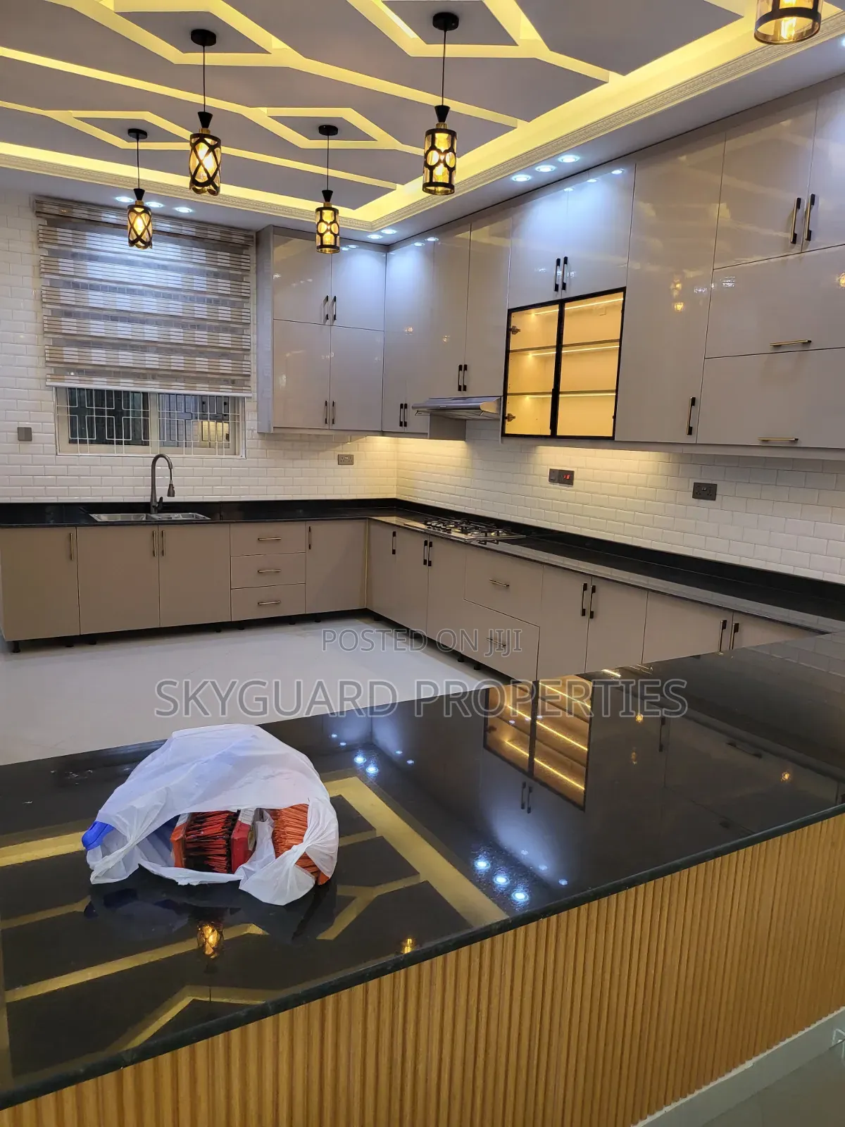 6bdrm Mansion in Muyenga, Central Division for rent
