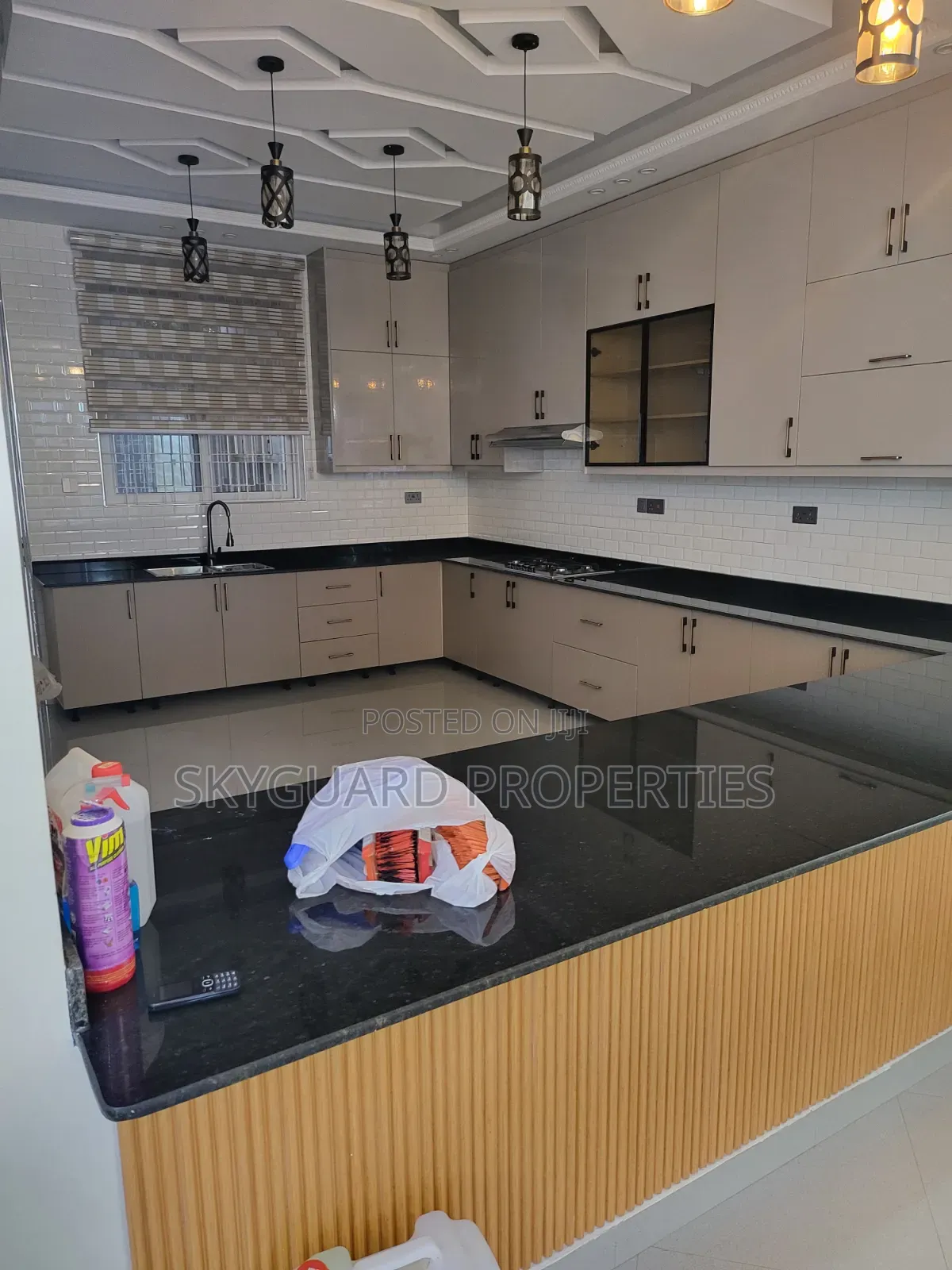 6bdrm Mansion in Muyenga, Central Division for rent