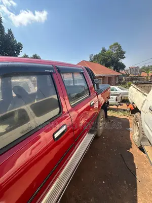 Toyota Hilux 2000 Red