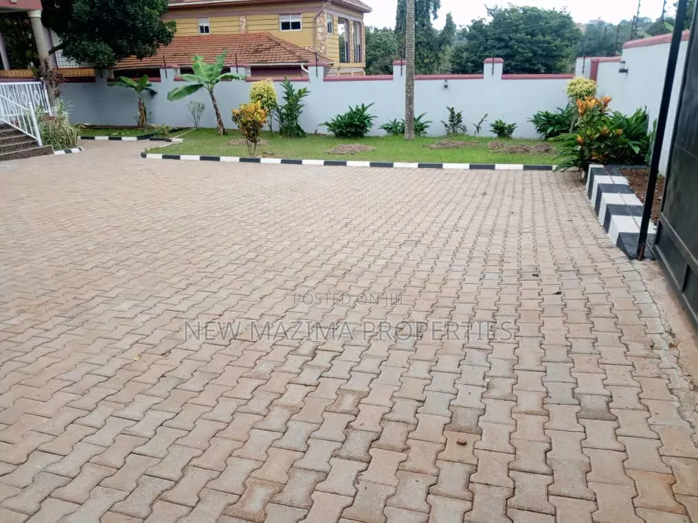 5bdrm Maisonette in Kitende Ntebe Rd, Central Division for sale