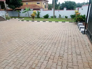5bdrm Maisonette in Kitende Ntebe Rd, Central Division for sale