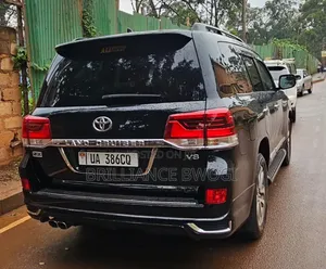 Toyota Land Cruiser V8 for Hire With Driver