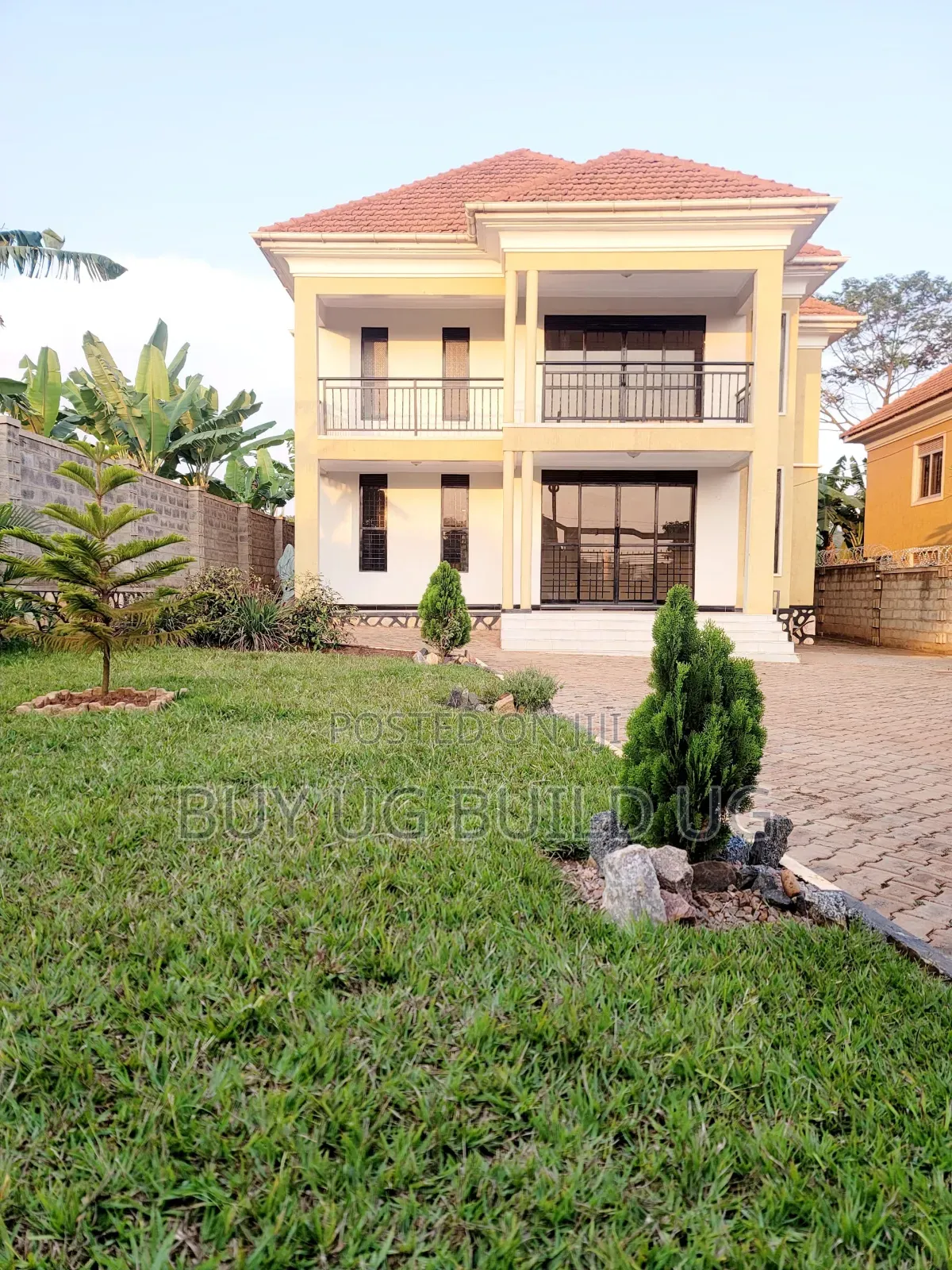 4bdrm Duplex in Kitende Entebe Road, Division B for sale