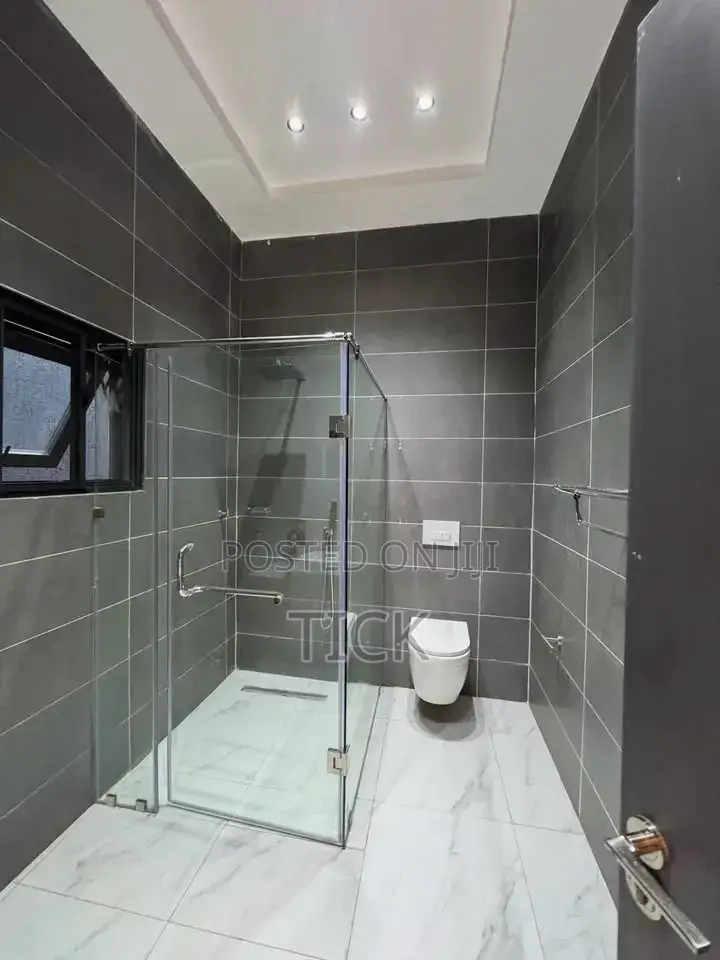 5bdrm Duplex in Akright, Central Division for rent