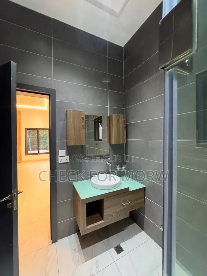 5bdrm Duplex in Akright, Central Division for rent
