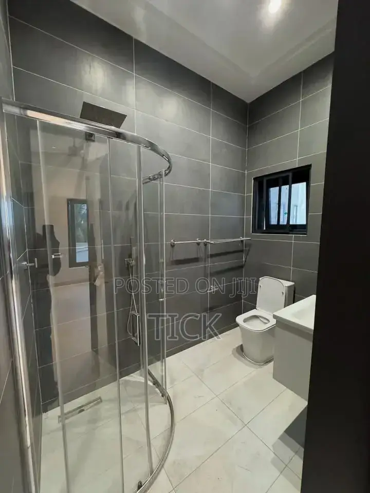 5bdrm Duplex in Akright, Central Division for rent