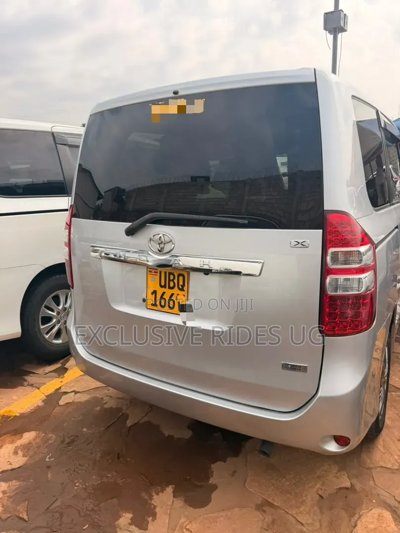 Toyota Noah 2012 Silver
