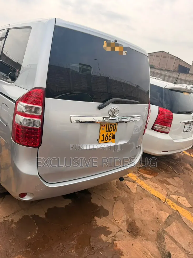 Toyota Noah 2012 Silver