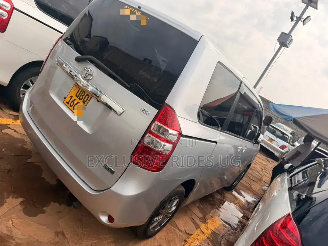 Toyota Noah 2012 Silver