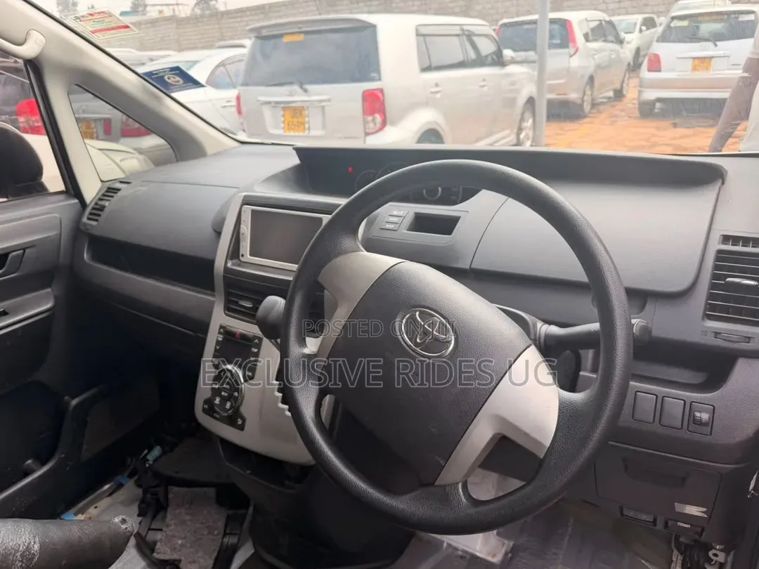Toyota Noah 2012 Silver
