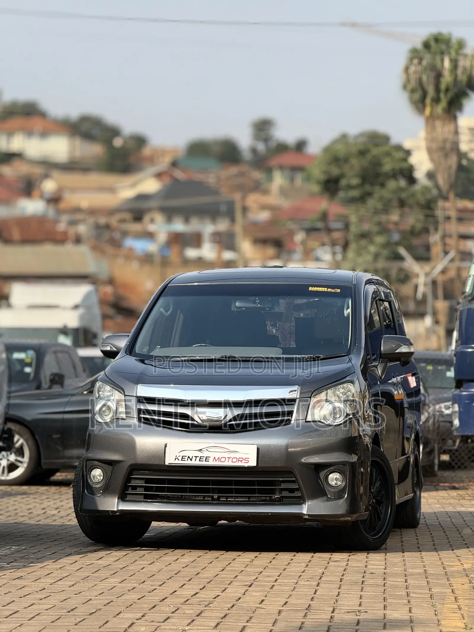 Toyota Noah 2.0 143hp AWD (7 Seater) 2013 Gray