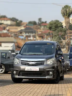 Toyota Noah 2.0 143hp AWD (7 Seater) 2013 Gray