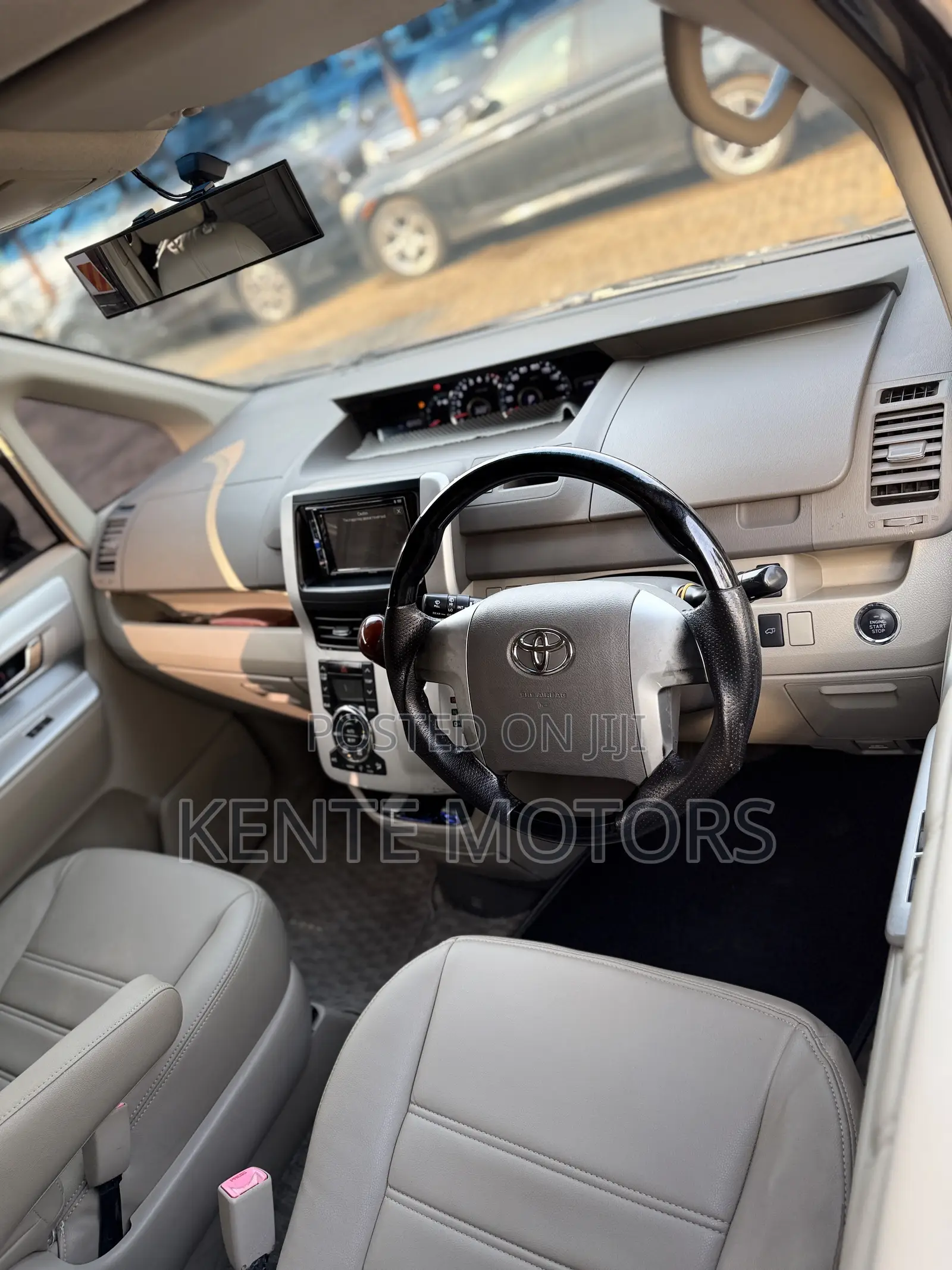 Toyota Noah 2.0 143hp AWD (7 Seater) 2013 Gray