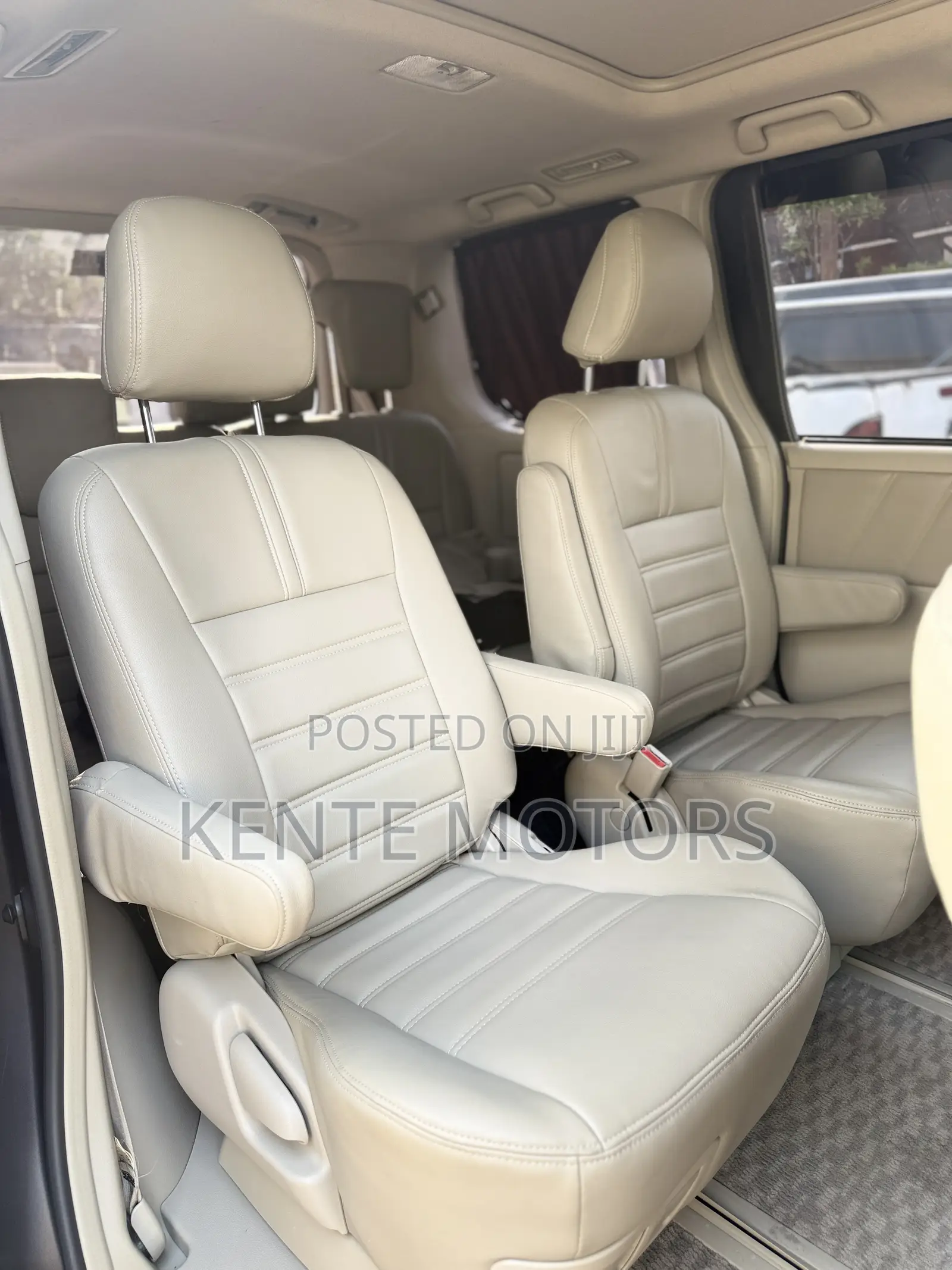 Toyota Noah 2.0 143hp AWD (7 Seater) 2013 Gray