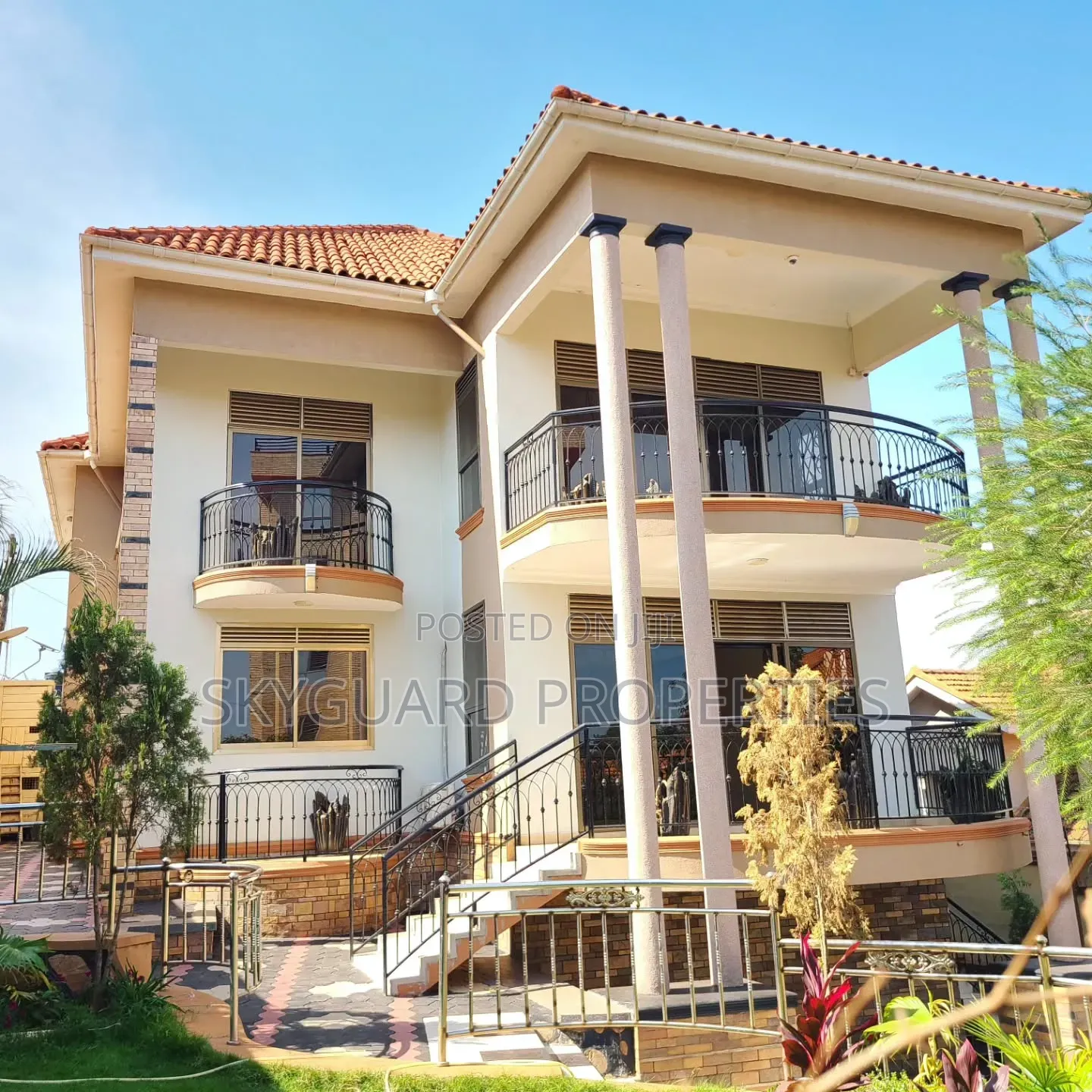 6bdrm Mansion in Kigo, Central Division for rent