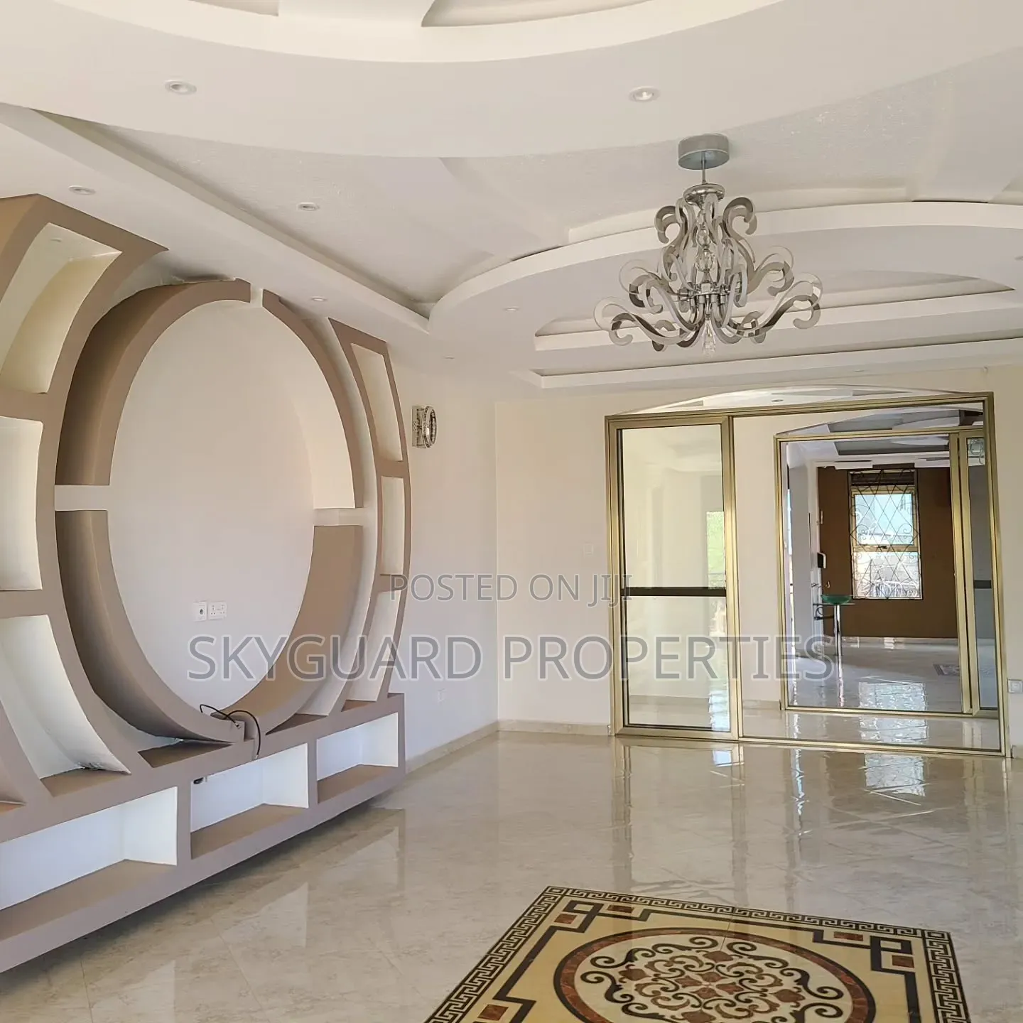 6bdrm Mansion in Kigo, Central Division for rent
