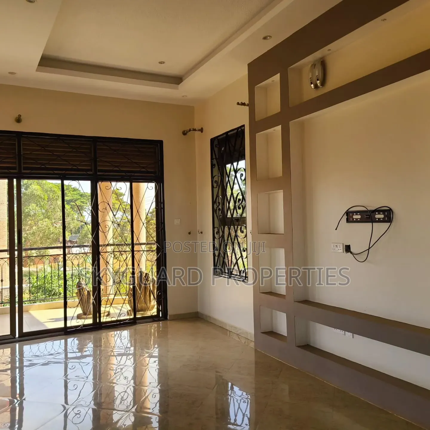 6bdrm Mansion in Kigo, Central Division for rent
